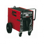 <p> Выпрямитель Telwin Linear 530 HD — это промышленный сварочный аппарат от самого известного итальянского производителя сварочного оборудования Telwin. Аппарат Telwin Linear 530 HD применяется для ручной электродуговой сварки (ММА). В отличие от других выпрямителей, Telwin Linear 530 HD позволяет существенно снизить количество брызг в процессе сварки, что способствует повышению качества сварного шва.<br />
<br />
Плавное изменение значения сварочного тока осуществляется при помощи удобной ручки на панели управления. Максимальный сварочный ток — 450 Ампер. Это позволяет использовать различные типы электродов диаметром от 2 до 8 мм.</p>