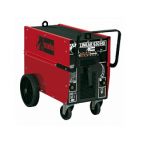 <p> Выпрямитель Telwin Linear 630 HD — это промышленный сварочный аппарат от самого известного итальянского производителя сварочного оборудования Telwin. Аппарат Telwin Linear 630 HD применяется для ручной электродуговой сварки (ММА). В отличие от других выпрямителей, Telwin Linear 630 HD позволяет существенно снизить количество брызг в процессе сварки, что способствует повышению качества сварного шва.<br />
<br />
Плавное изменение значения сварочного тока осуществляется при помощи удобной ручки на панели управления. Максимальный сварочный ток — 550 Ампер. Это позволяет использовать различные типы электродов диаметром от 2 до 8 мм.</p>