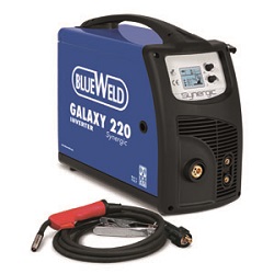 <p>Инверторный полуавтомат BLUE WELD GALAXY 220 816461 активно используется  как в крупных, так и в небольших автомастерских, занимающихся кузовным  ремонтом транспорта. Аппарат оснащен синергетической системой  управления, которая позволяет осуществлять работы в автоматическом  режиме - это значительно сокращает время на осуществление сварочных  операций. Сварка листовых материалов выполняется двумя методами -  проволокой с газом и без газа. Опционально возможна сварка ММА, TIG,  SPOT. Полуавтомат работает от трехфазной электрической сети частотой 50  Гц.</p>