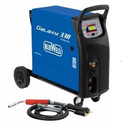 <p>Galaxy 330 Wave позволяет производить MIG-MAG, MMA и TIG сварку. Оптимальное предложение для автосервисов, небольших производств, где требуется получать качественные сварные швы. Инверторный аппарат Galaxy 330 Wave позволяет производить сварочные работы на различных материалах (сталь, нержавейка, алюминий), также можно использовать для MIG-пайки, легко справится со сваркой тонколистового металла. Данный аппарат довольно прост в обращении благодаря технологии многоцветного графического интерфейса. Возможна быстрая настройка параметров сварки и их сохранение. Galaxy 330 Wave оснащен евроразъемом для подключения горелки, есть возможность переключения полярности, выбор режима по толщине свариваемого материала.</p>