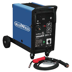 <p>   Сварочный аппарат Blueweld Vegamig 251/2 Turbo — это промышленный полуавтомат, который используется для получения протяженных сварочных швов высокого качества. Полуавтомат Vegamig 251/2 Turbo применяют для сварки проволокой сплошного сечения в среде защитного газа (метод Mig-Mag).<br />
<br />
Основные преимущества аппарата:<br />
    — Возможность использования катушек со сварочной проволокой<br />
    — Ступенчатая регулировка напряжения сварочной дуги<br />
    — Встроенная термозащита<br />
    — Евроразъем для подключения горелки<br />
    — Наличие аксессуаров для сварки методом Mig-Mag<br />
    — Удобная и понятная панель управления.</p>
<p><a href="http://www.weld-russia.ru/blueweld-manual/Vegamig_251_2_821472.pdf"> Скачать паспорт и инструкцию по эксплуатации к аппарату Blueweld Vegamig 251/2 TURBO.</a></p>